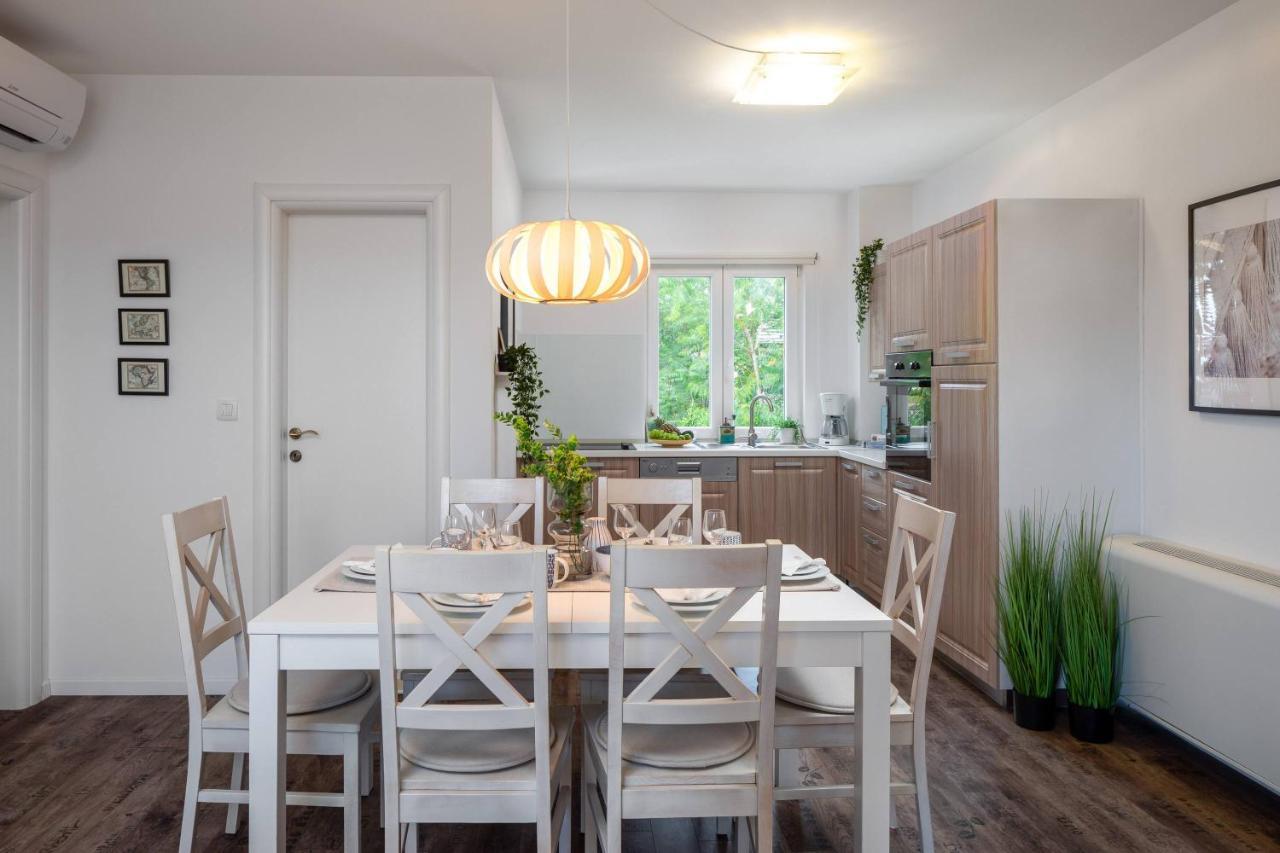 Apartments Valentina Bol Eksteriør billede